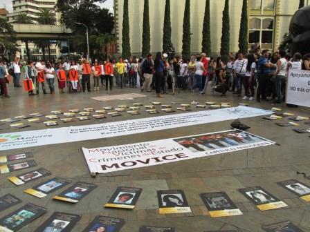 Ayer, más de 200 personas se manifestaron en Medellín en el Día de la Dignidad de las Víctimas de Crímenes de Estado