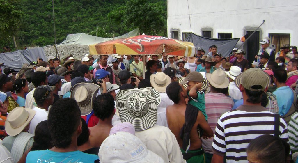 Tres veredas confinadas y en alerta de desplazamiento forzado por acciones paramilitares. Municipio Briceño, Antioquia