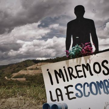 Víctimas de la Comuna 13 de Medellín, vuelven a recorrer La Escombrera de la mano de la JEP y la Unidad de Búsqueda.