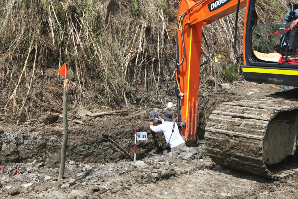 Apique número 6 excavado en La Escombrera, Comuna 13, San Javier, Medellín. Foto: María Isabel Moreno Muñoz.